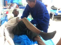 Una de las víctimas rescatas del incendio en una planta de procesamiento avícola. AFP /