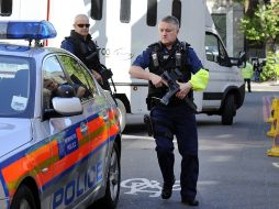 Amplia presencia policial ante la llegada de un furgón con Michael Adebolajo al juzgado. EFE /