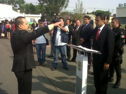 Jesús Hernán Guizar Maldonado (i) rinde protesta como el nuevo director de Seguridad Pública de Zapopan.  /
