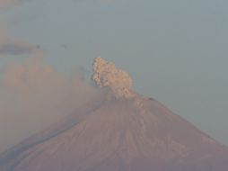 En las últimas 24 horas el volcán Popocatépetl registró 59 exhalaciones de baja intensidad. ARCHIVO /