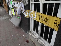 La puerta del bar presenta sellos de la PJG del DF. ARCHIVO /