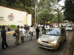 Una treintena de trabajadores sindicalizados bloqueó primero dos carriles y luego uno de Avenida Patria, a la altura de Colomos II.  /