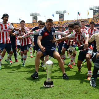 Jugadores sub-20 se reportan con el primer equipo de Chivas