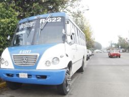 Los pasajeros de la ruta 622 hacen gestos de desaprobación ante el exhibicionismo, pero nadie hace nada. ARCHIVO /