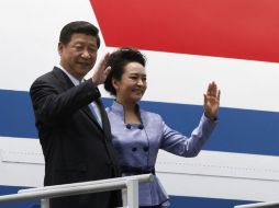 El presidente chino, Xi Jinping y su esposa, Peng Liyuan, a su llegada a la Ciudad de México. AP /