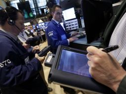 A pesar de haber comenzado la jornada con buenas cifras, la Bolsa de Nueva York finaliza con descensos. AP /