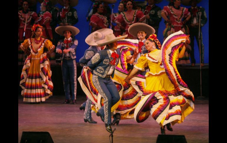 El nuevo programa del Ballet Folclórico de Guadalajara es rico en coloridoy en sentimientos de los más de 100 artistas en escena. ARCHIVO /