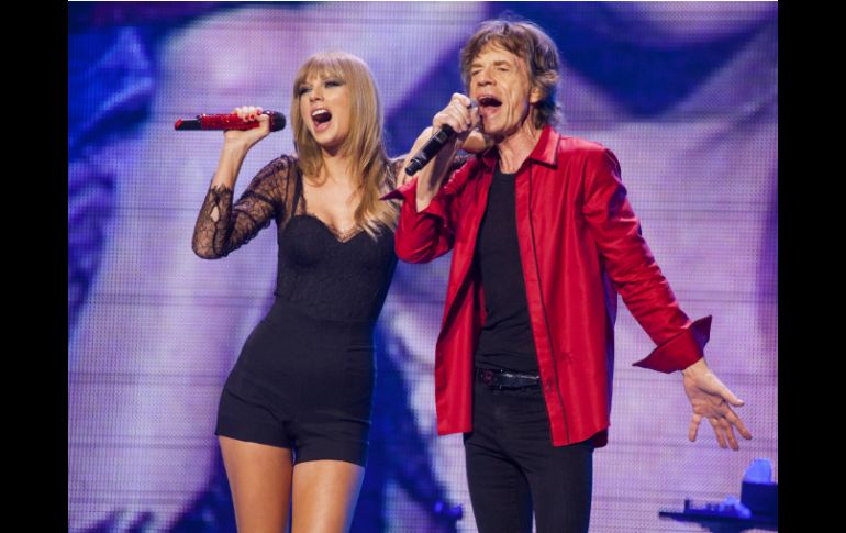 Swift interpretó junto a los rockeros el tema ''As tears go by''. AP /