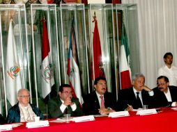 Ramiro Hernández (c) escucha los diagnósticos y propuestas de instancias públicas y privadas especializadas en el tema.  /