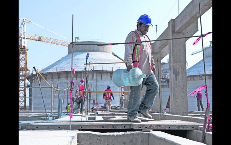 Macroplanta. Trabajadores realizan labores para que Agua Prieta esté concluida en el plazo estimado por las autoridades. EL INFORMADOR /
