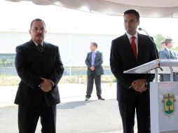 Robles (d) le tomó protesta al nuevo director de Seguridad Pública el pasado lunes. ARCHIVO /