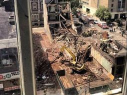 El edificio colapsado se encuentra en un lugar céntrico de Filadelfia. Foto Twitter: @ABC ESPECIAL /
