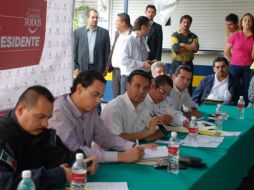 El presidente municipal (d) durante su reunión con los vecinos de la agrupación Puerta del Sur. ESPECIAL /