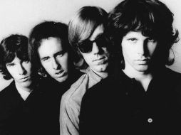 El legendario cantante Jim Morrison (d), fallece hace 42 años. ARCHIVO /
