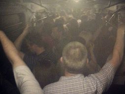 Pasajeros de uno de los trenes en el túnel de la estación. EFE /