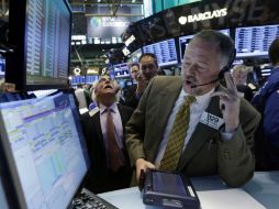 Wall Street cierra hoy con fuertes pérdidas y el Dow Jones de Industriales, su principal indicador, cae el 1.43 por ciento. AP /