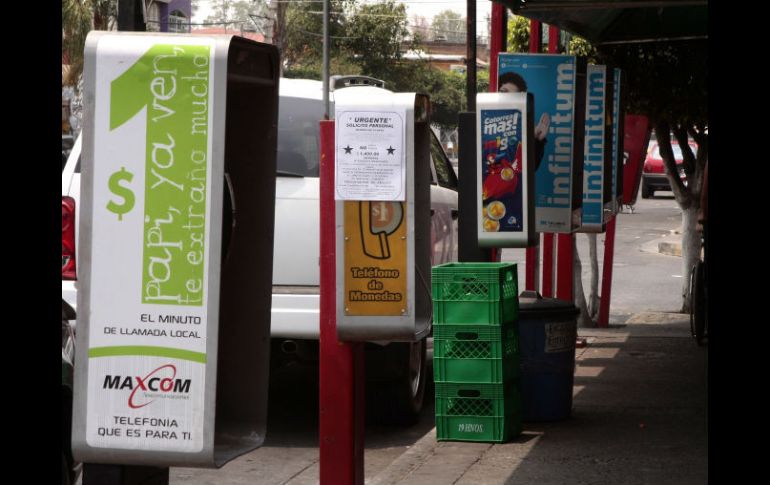 En Guadalajara las empresas telefónicas deben tramitar un permiso de Obras Públicas para instalar una caseta en espacio público. ARCHIVO /