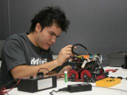 Gran número de industrias utilizan robots para hacer más eficiente el trabajo humano. ARCHIVO /