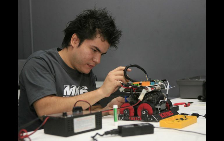 Gran número de industrias utilizan robots para hacer más eficiente el trabajo humano. ARCHIVO /