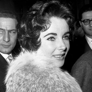 Subastarán vestido de novia de Liz Taylor