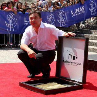 Cristian Castro devela placa en el Auditorio Nacional