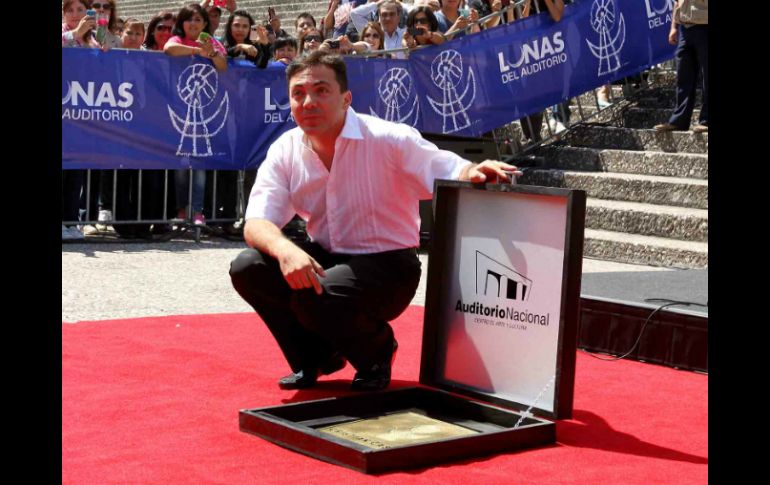 Cristian Castro en la ceremonia de develación, a los pies del Auditorio Nacional. NTX /