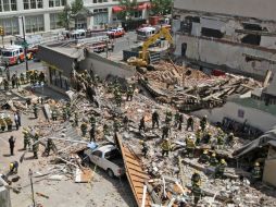 El edificio se colapsa sobre una estructura contigua al edificio. AP /