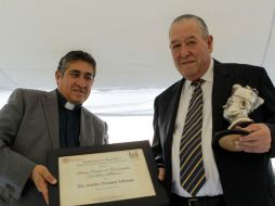 En la foto, el columnista Carlos Enrigue Zuloaga (d) en la entrega del premio católico al comunicador.  /