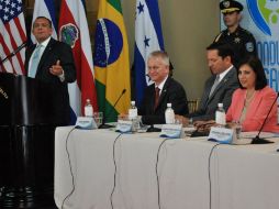 El presidente de Honduras (i), inaugura el Foro de Protección Social: Retos y Desafíos para la consolidación de la Política Social. EFE /