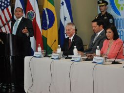 El presidente de Honduras (i), inaugura el Foro de Protección Social: Retos y Desafíos para la consolidación de la Política Social. EFE /