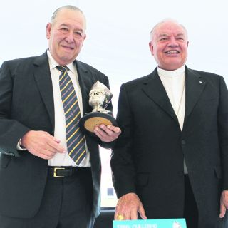 Entregan a Carlos Enrigue Premio Católico al Comunicador