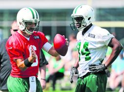 Mark Sánchez da instrucciones al receptor Stephen Hill, durante la práctica de los Jets. AP /