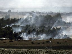 El humo revela los enfrentamientos entre los rebeldes y el ejército sirio cerca de la frontera israelí con Siria. EFE /