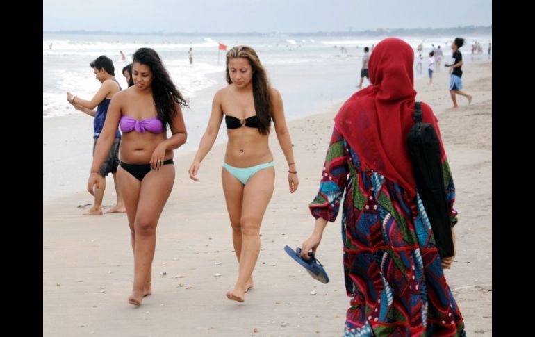 La playa de Kuta en Indonesia muestra el contraste de culturas en ese país con mayoría musulmana. AFP /