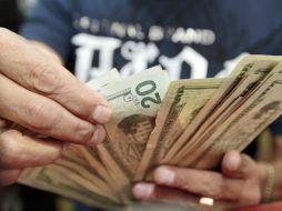 Bancos del Distrito Federal venden el dólar libre hasta en 13.05 pesos. ARCHIVO /