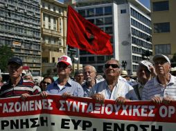 Pensionistas griegos protestan durante una manifestación en contra de los recortes en las pensiones en el centro de Atenas. EFE /
