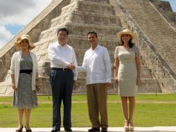 Los presidentes de México, Enrique Peña Nieto, y de China, Xi Jinping, y sus respectivas esposas, en Chichén Itzá. ESPECIAL /