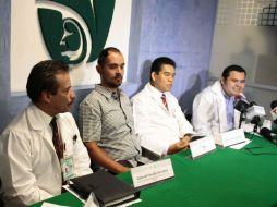 Pedro, junto con parte del equipo médico que lo atiende.  /