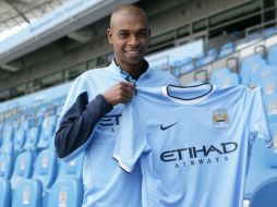 Ya ha posado oficialmente con la playera de los ''citizens'', su nuevo club. ESPECIAL /