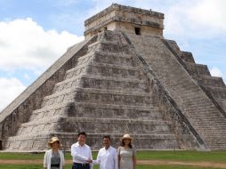 El presidente de China, su esposa (i); Enrique Peña Nieto, y su cónyuge, posan en la Zona Arqueológica de Chichen Itzá. EFE /