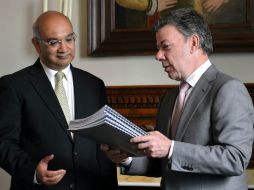 Santos recibe de manos del presidente del Comité de Asuntos Internos británico, Keith Vaz, un informe sobre el narcotráfico. EFE /