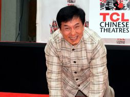 El actor chino Jackie Chan posa con sus manos en cemento en el Teatro Chino de Hollywood. EFE /