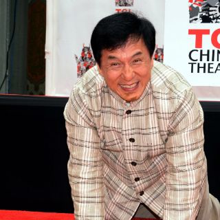 Jackie Chan deja sus huellas en teatro de Hollywood