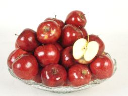 Las manzanas también nos ayudan con la salud de nuestros dientes, manteniendo las caries alejadas y la dentadura blanca y sana. ARCHIVO /