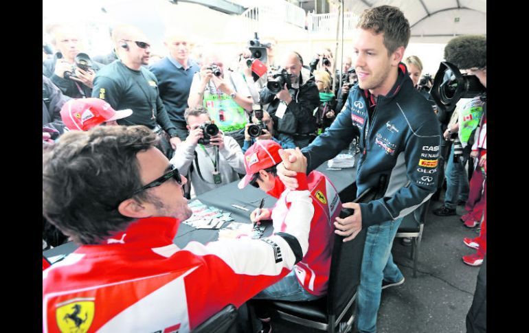 Fernando Alonso, piloto español de Ferrari, y Sebastian Vettel, piloto alemán de Red Bull, ayer en Montreal. AP /