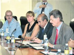 Miguel Ángel Dominguez (d), presidente del CRT, firma el acuerdo de colaboración con autoridades del Inegi. ESPECIAL /