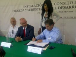 El secretario de Desarrollo Económico, José Palacios, firma acuerdo para cooperación en región.  /