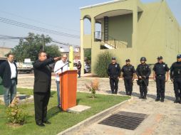 Domínguez León rinde protesta esta mañana ante el alcalde Ismael de Toro y elementos de seguridad. ESPECIAL /