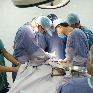 Extirpan tumor de 25 kilogramos a una mujer en Argentina