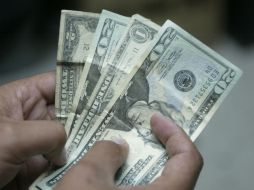 El dólar libre se vende 10 centavos menos en comparación al cierre previo. ARCHIVO /